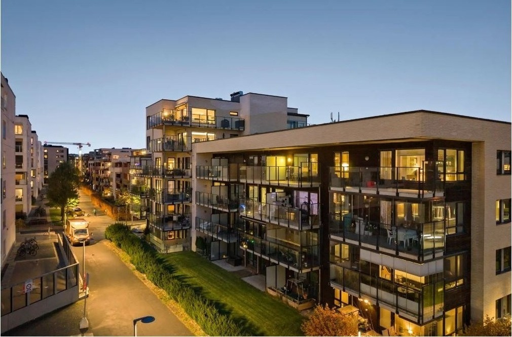 Bo sentralt i Lørenskog, rett ved Triaden! Her har du alt du behøver rett ved, enten det er butikker, treningssentre, restauranter eller bussforbindelser. Kun noen meter fra ytterdøren ligger nærmeste bussholdeplass, og tog med pendlerparkering ligger en kort kjøretur unna. 

Lørenskog kommune har et rikt aktivitetstilbud til store og små, og det er flere idrettsklubber og foreninger, kulturhus med bibliotek, kino og kafé, flere idrettshaller, golfbane og besøksgård ved Losby.
